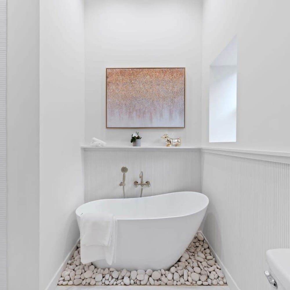 Chic 4-bedroom Haven Designer s Dream Home