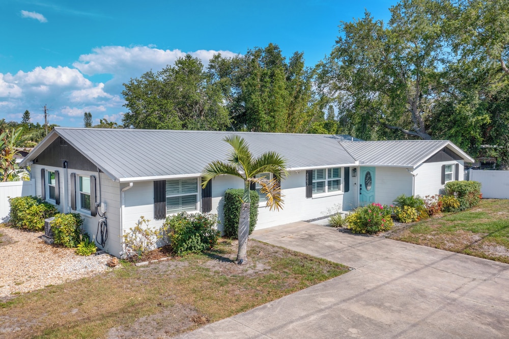 Luxury Pool Retreat near Siesta Key