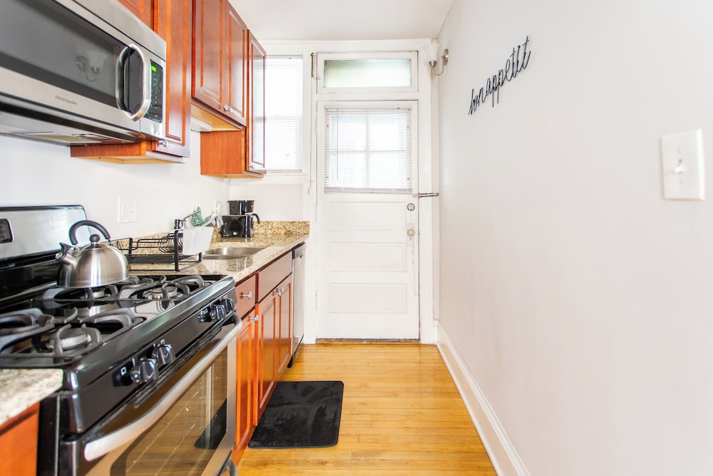 Nice 1BR Spot - Eastwood rep