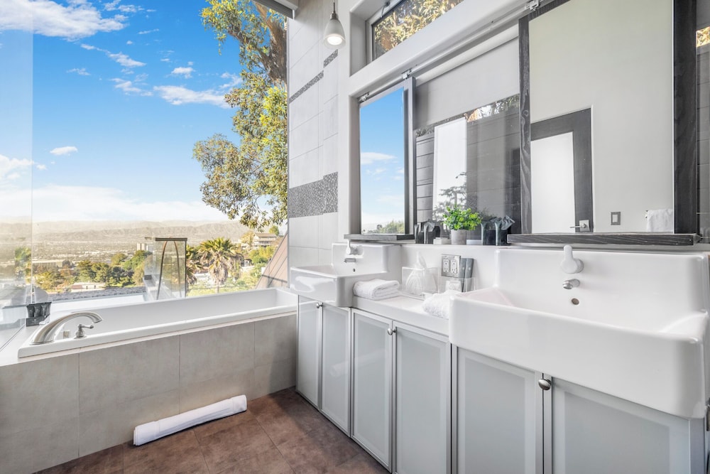 Mulholland View - Mid-century Modern Escape w/ Infinity Pool
