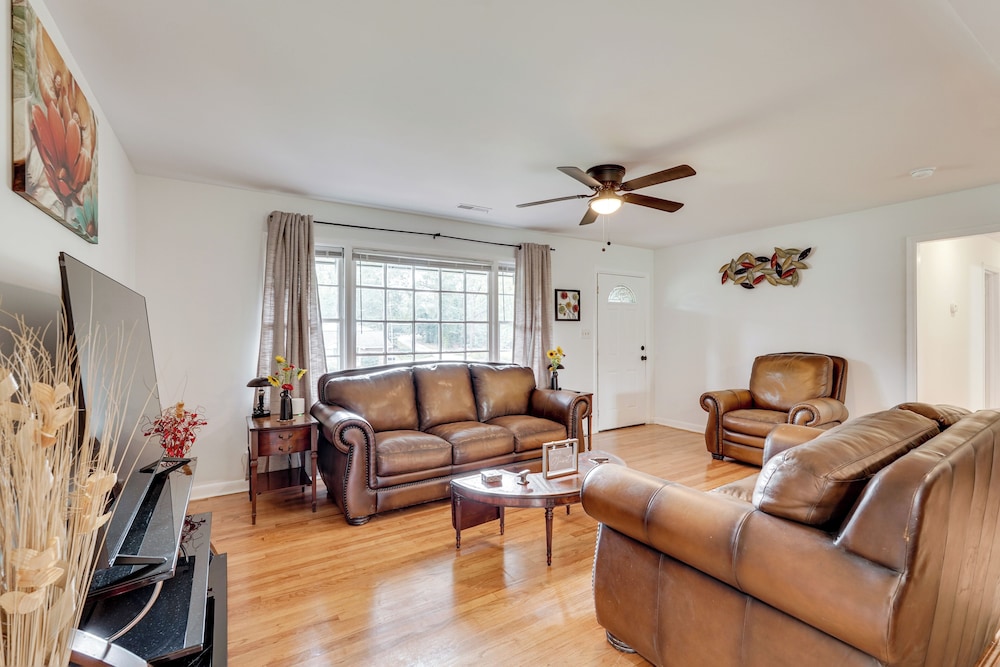 Group Getaway w/ Fenced Yard & Pool Table in Wrens