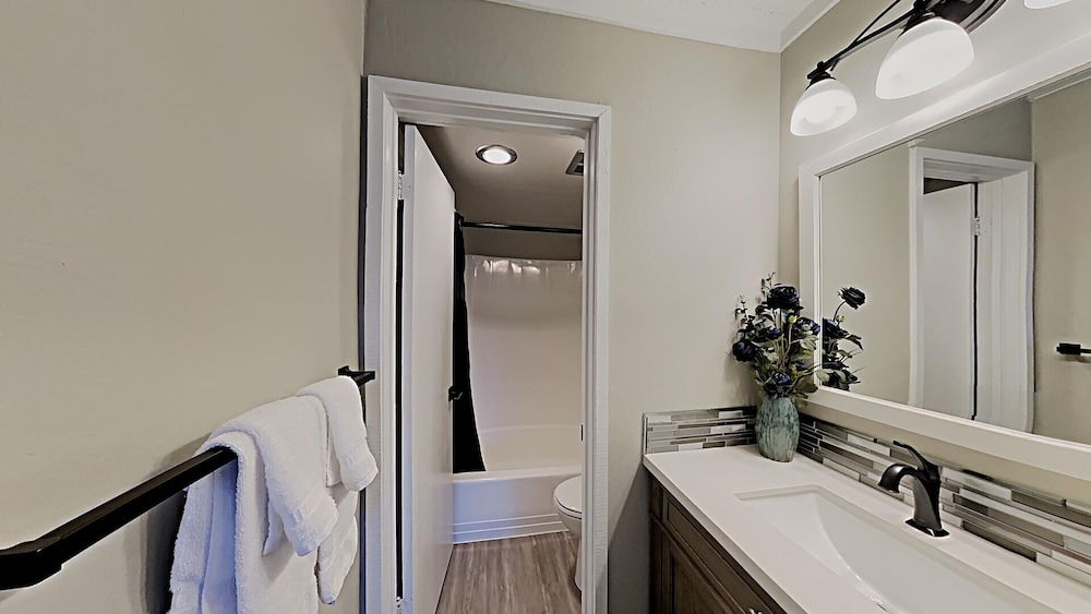 Spacious 2 BR Units at 1849 Condos With Free Pool, Parking & Wifi