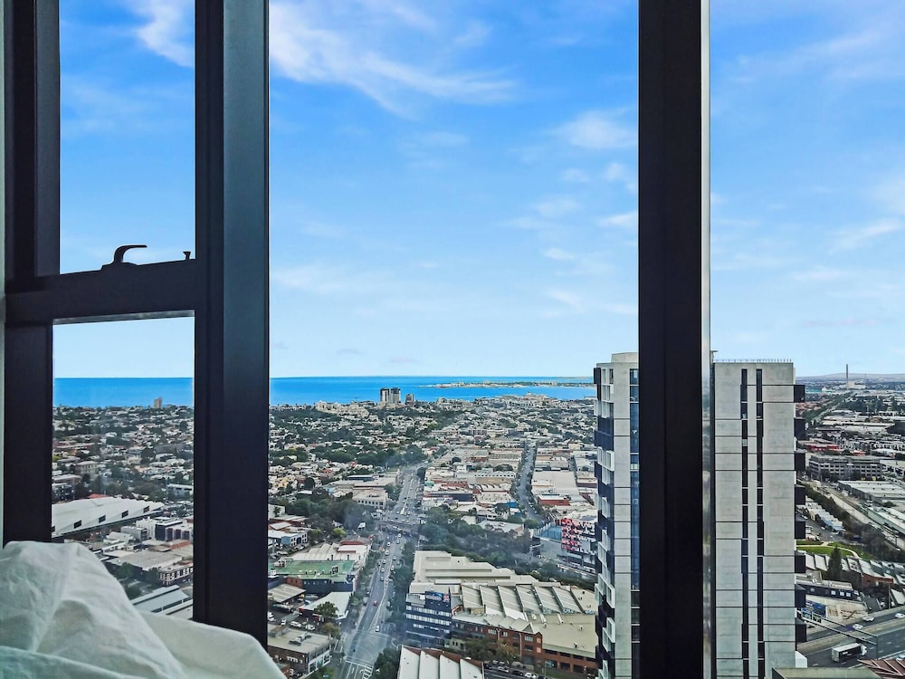 Southbank 2BR High City Views Enjoy Wine, Gym, Pool, Wifi