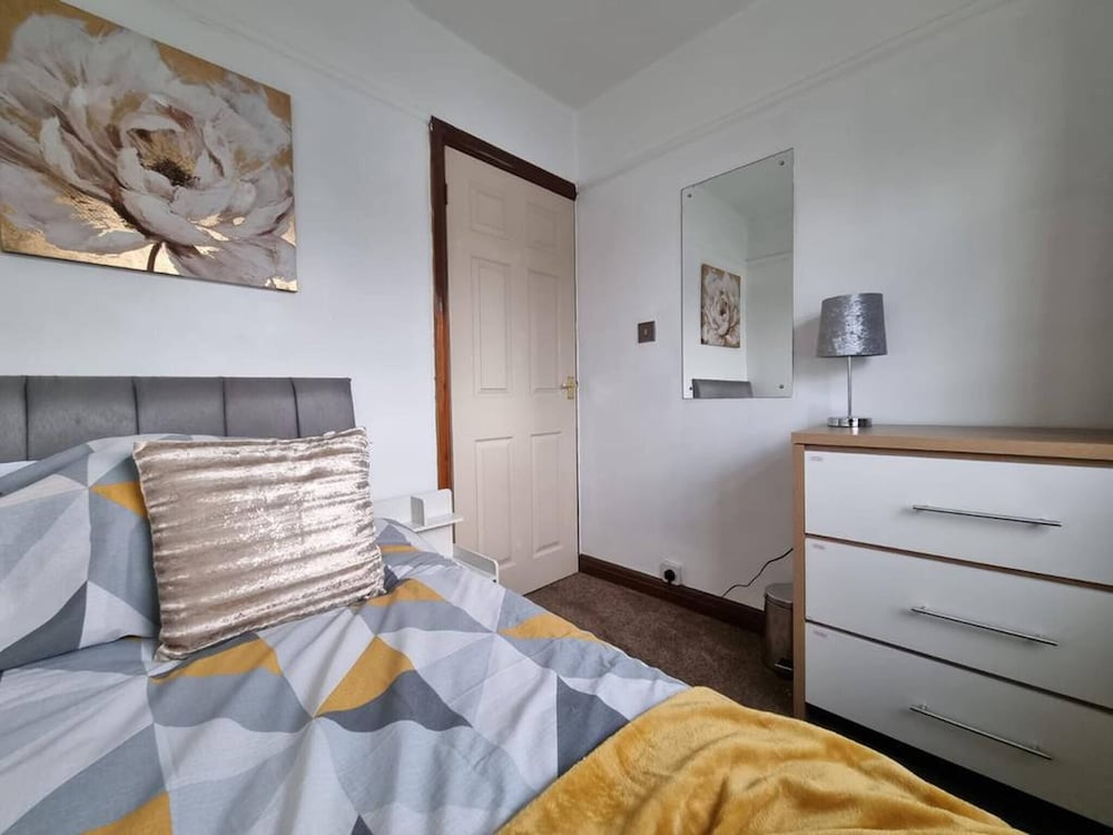 3 Bed Spacious House With Parking