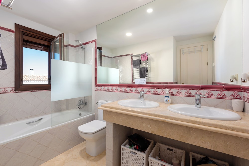 Stylish House, Patio, Pool, Mountains, Stunning White Village, sea 20 Mins Away