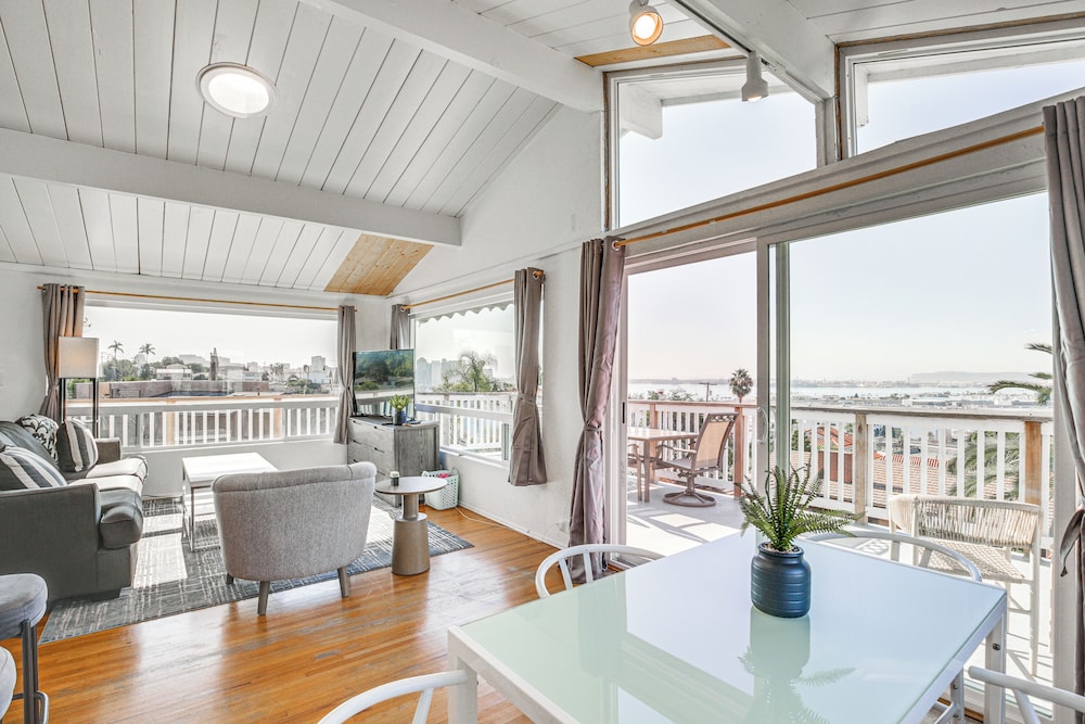 3 Mi to Balboa Park: Water-view Condo w/ Balcony