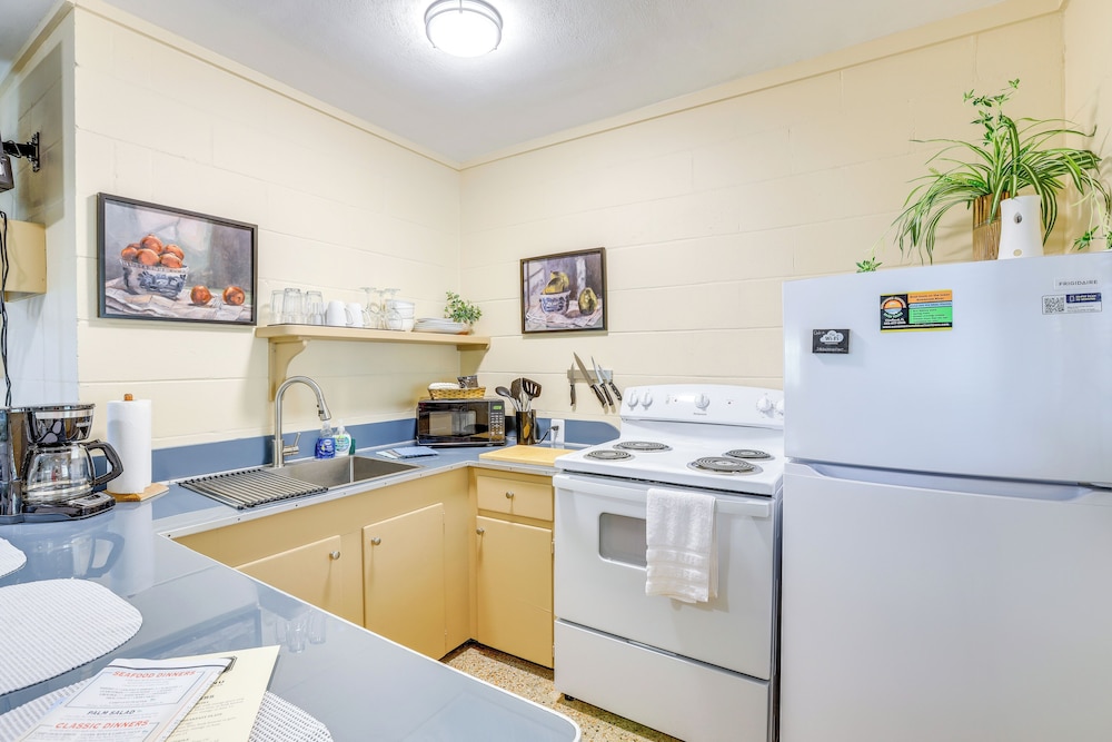 Lanai & Fire Pit: Riverfront Studio in Chiefland!