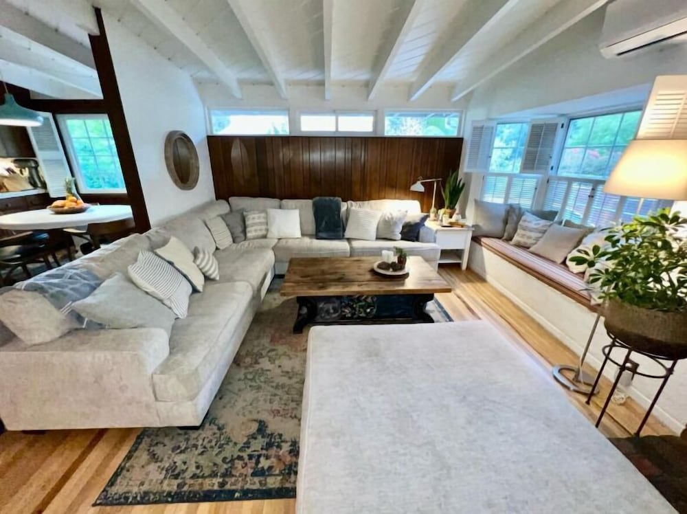 New Cozy Studio 2 Queen Beds, Kitchen Walk to Water