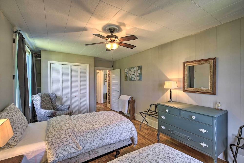 Cozy Damascus Cottage w/ Porch & Trail Access! view 5