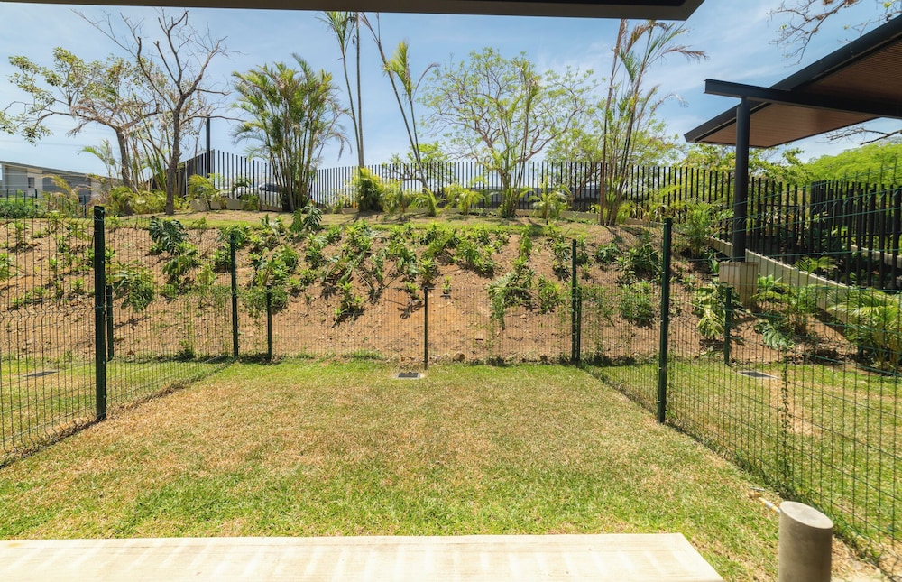 BEE Suites San José - Santa Ana