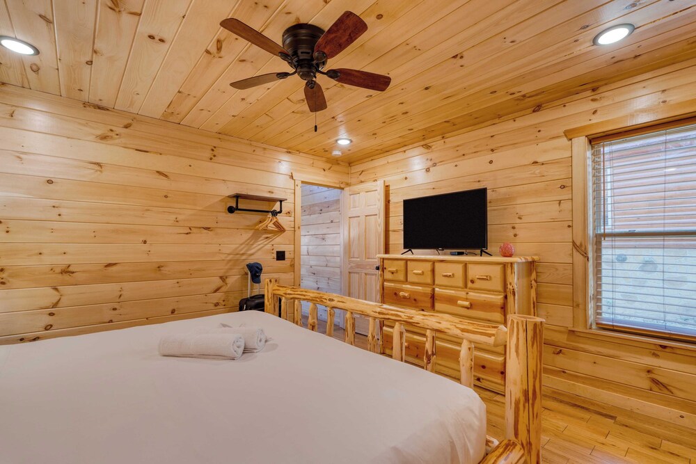 Hot Tub + Foosball Access to Pool, Tennis, Gym Chill'n in the Smokies