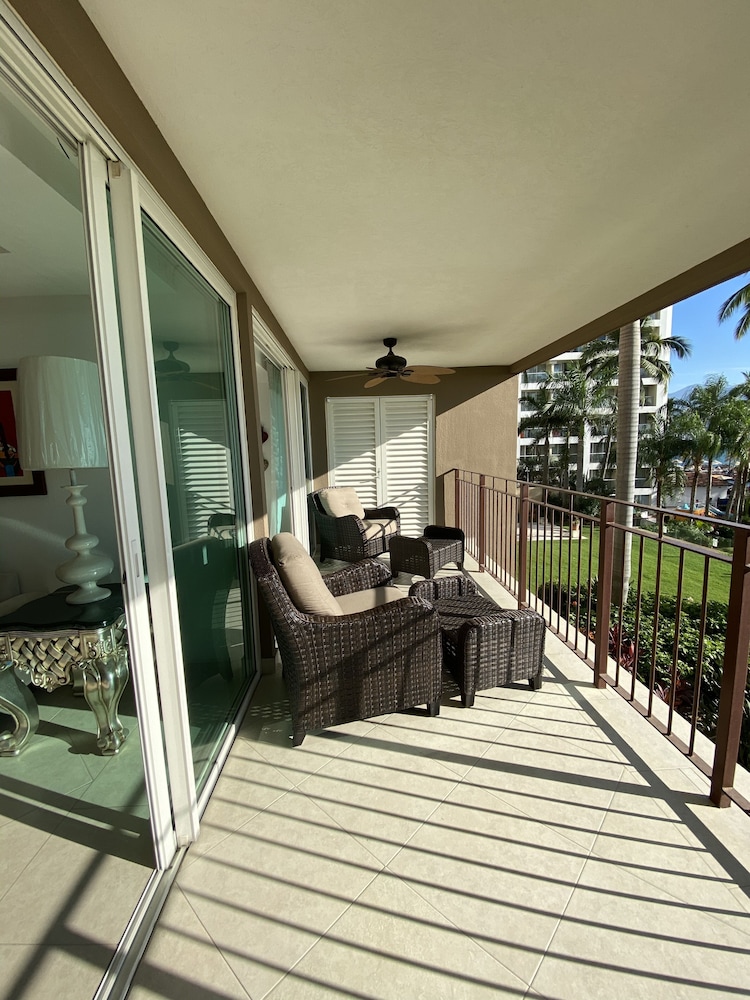 Beachfront Grand Venetian condo view 3