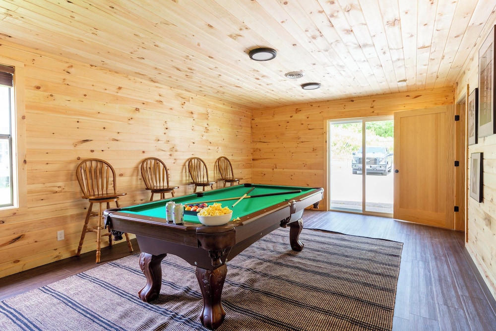 2 Mi to Dtwn: Spacious Gatlinburg Home w/ Hot Tub!