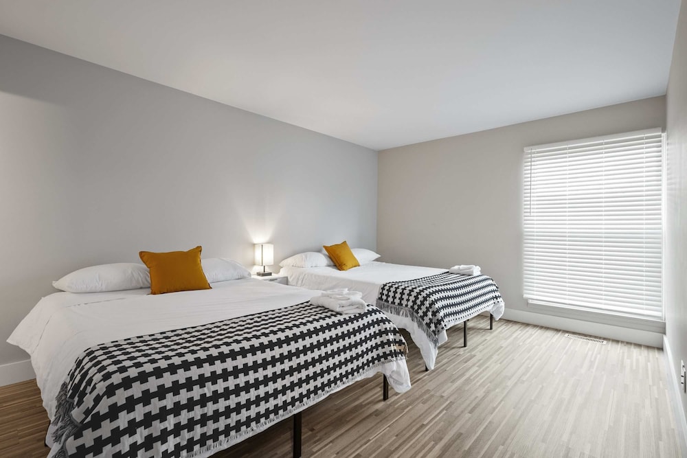Spacious 2BR 2BA City Haven