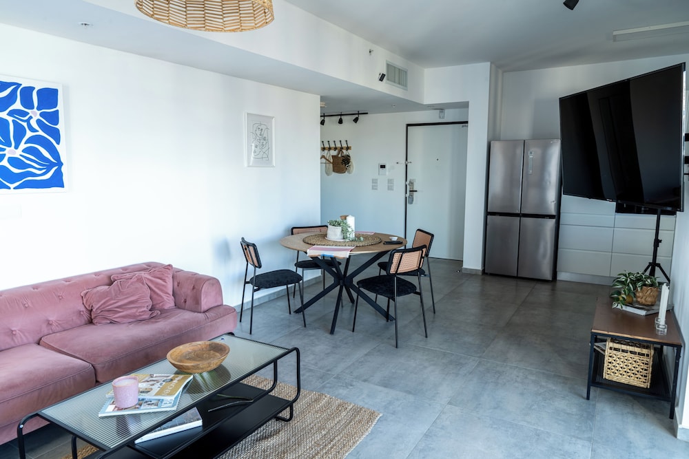 3BR Skyline Retreat on the 24th Floor