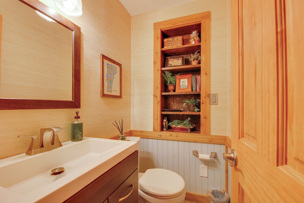 5 Mi to Skiing: Home w/ Hot Tub & Patio!