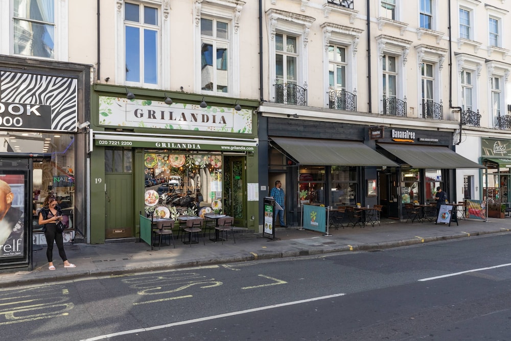 St Stephen's Gardens VII by Onefinestay