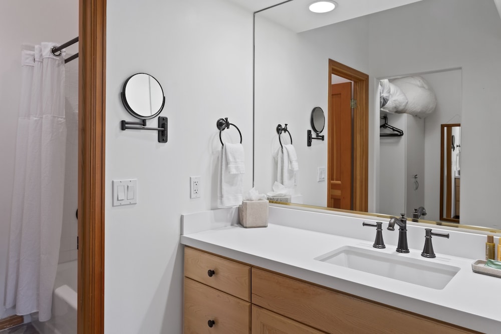 Deer Lake Village at Deer Valley Resort - Two Bedroom Condo with Hot Tub #2426 2 Condo