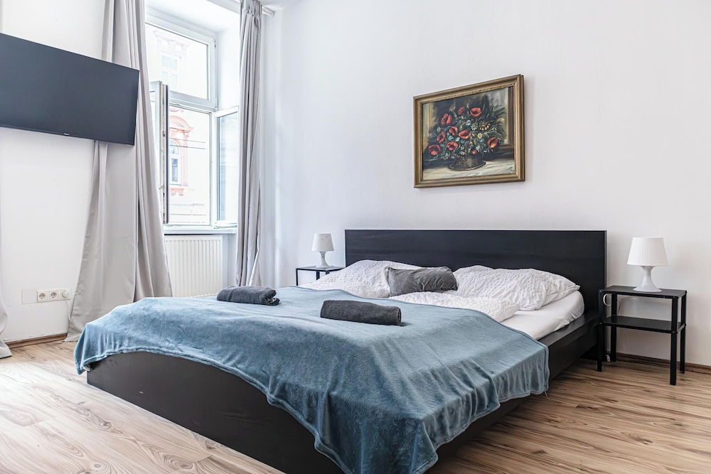 Bright 2BR Flat Near Westbahnhof