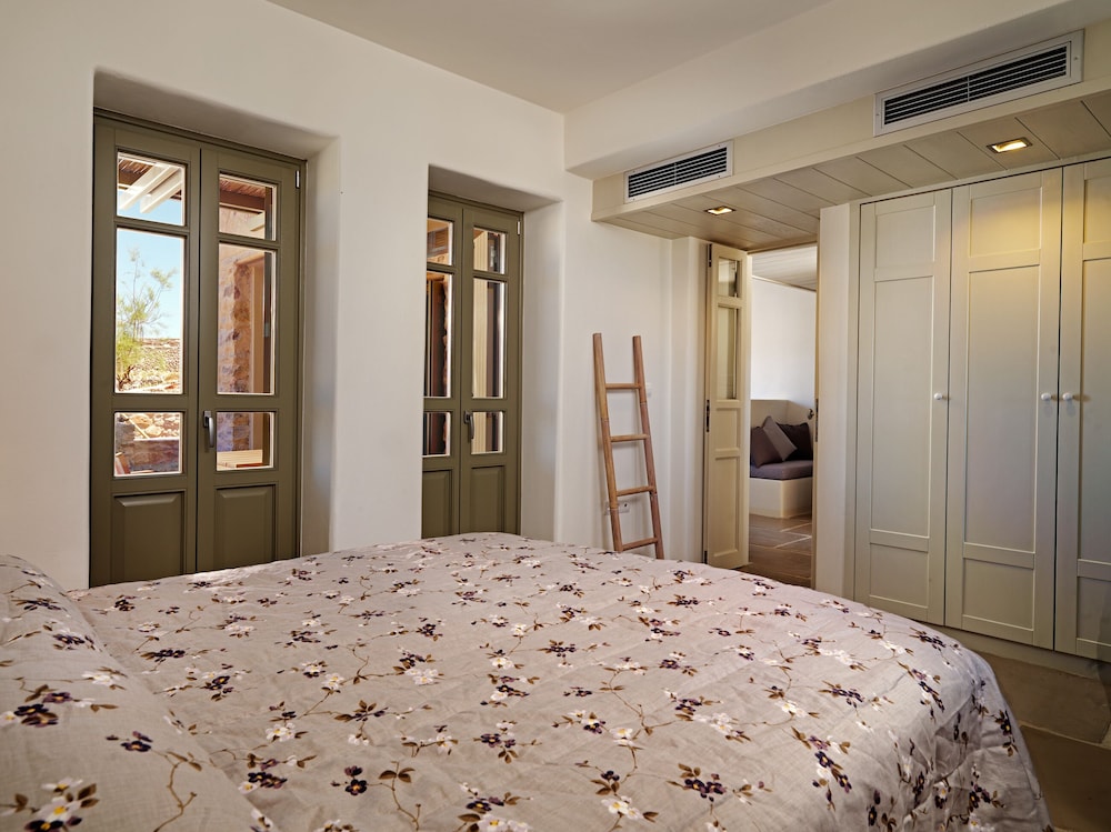 Themonies Luxury Suites photo 2