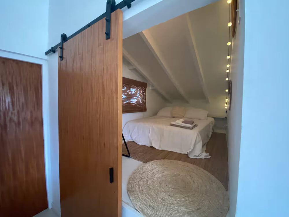 Palm Beach Vacaysuites - Coconut Suite - Top Floor
