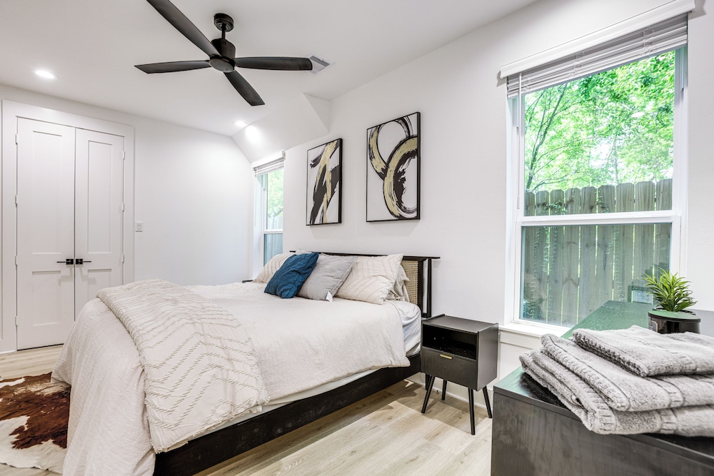 Townhome 2 Mi to Hermann Park, Zoo & Museums!