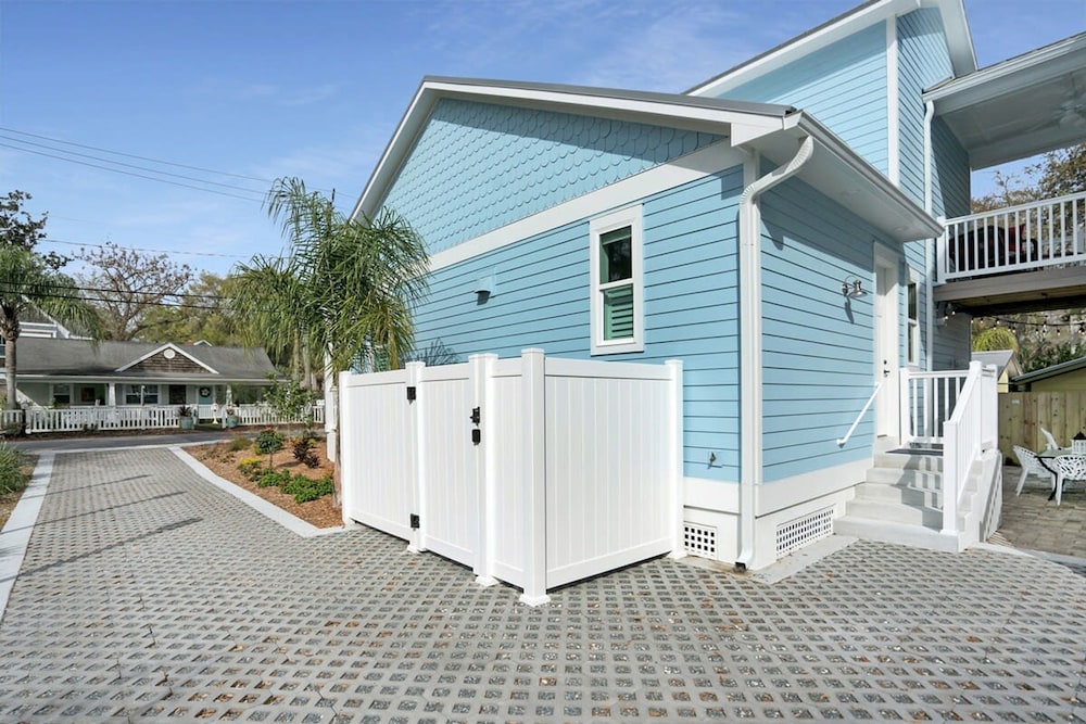 Downtown St Augustine Steps to Ice Plant Upscale