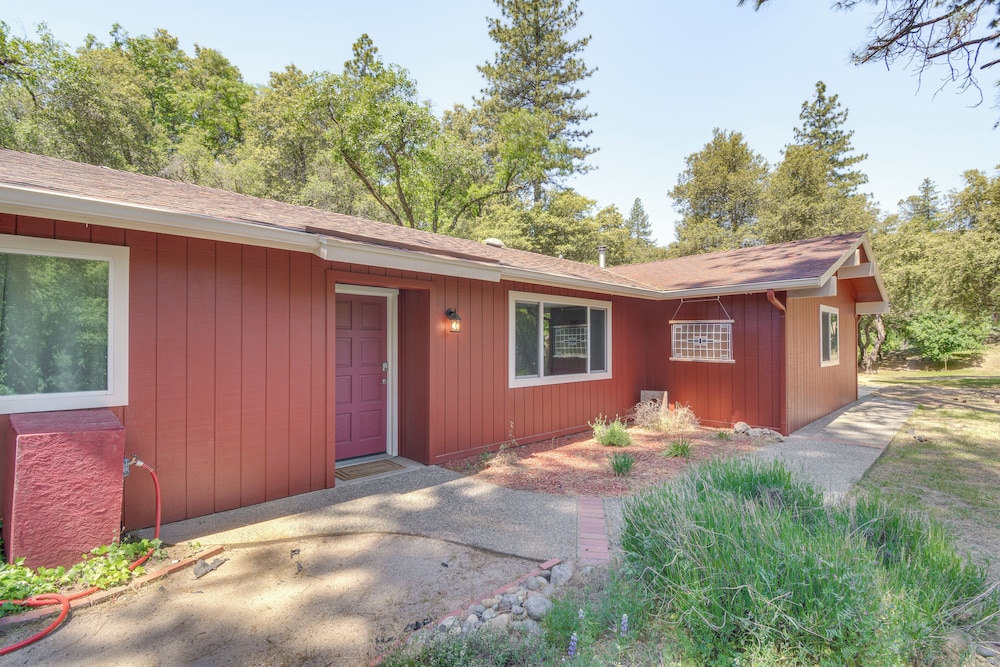 Hike, Boat & More: Cabin w/ Hot Tub in Ahwahnee!