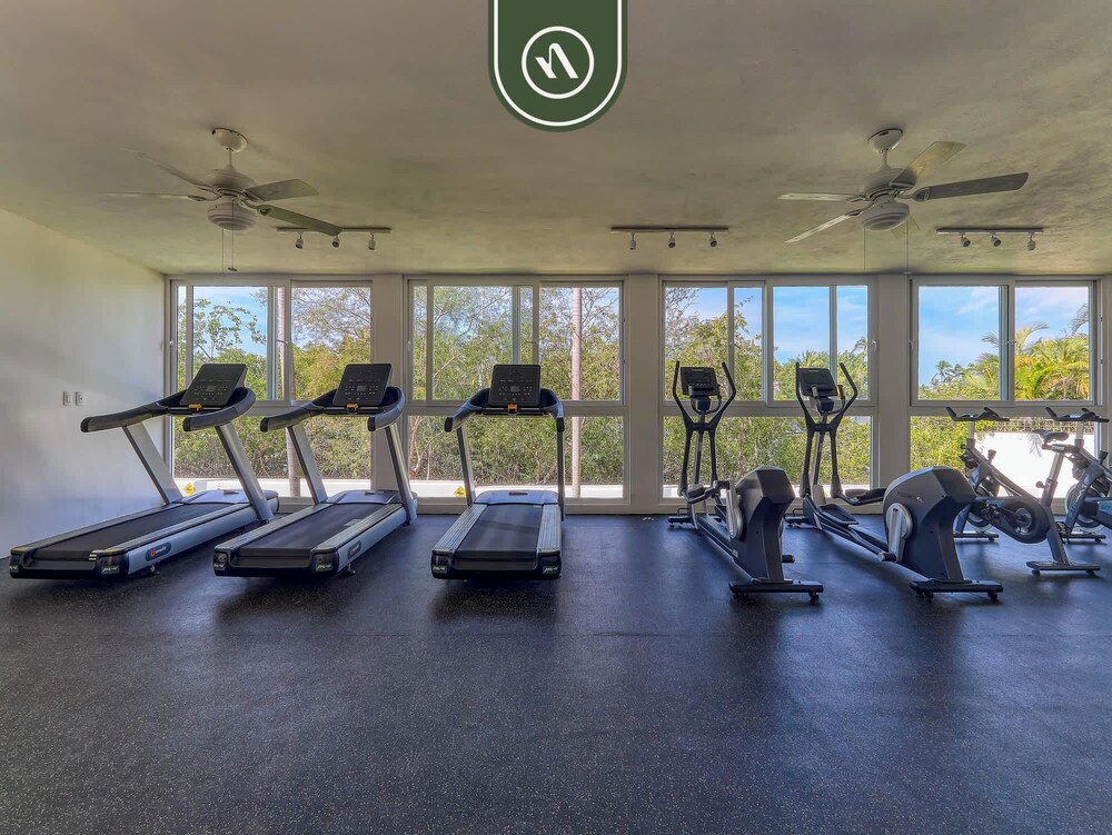 Brand New 1 BR Condo - Pool - Jacuzzi - Gym
