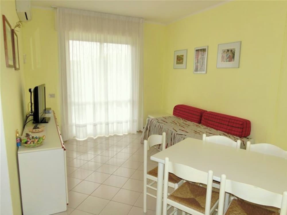 Comfortable Apartment Near the Beach With Pool
