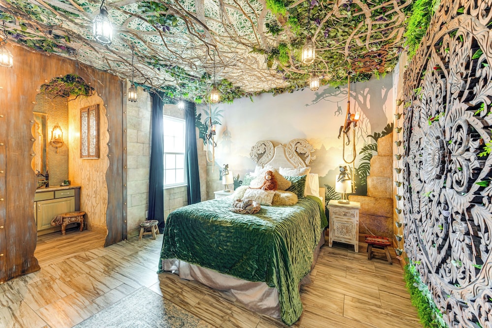 Themed Rooms, Pool & More! Custom Davenport Villa