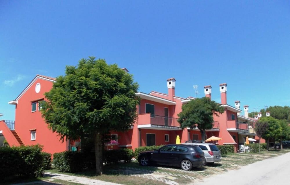 Charming Townhouse With Garden and Pool