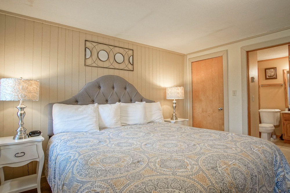 Powderidge #14: 2 Bedrooms, 2.5 Bath: Slope Side, Wood Fireplace