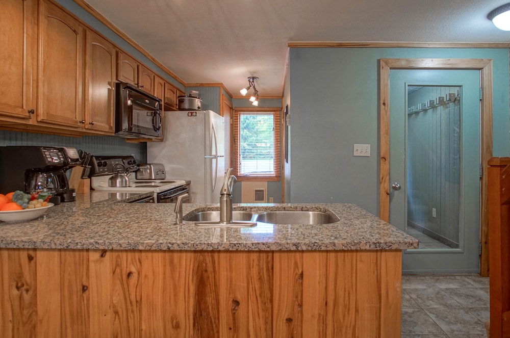 Powderidge #14: 2 Bedrooms, 2.5 Bath: Slope Side, Wood Fireplace