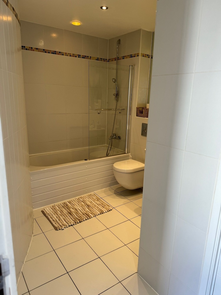Leeds Apt - Hottub - Sleeps 6 - Special Occasions
