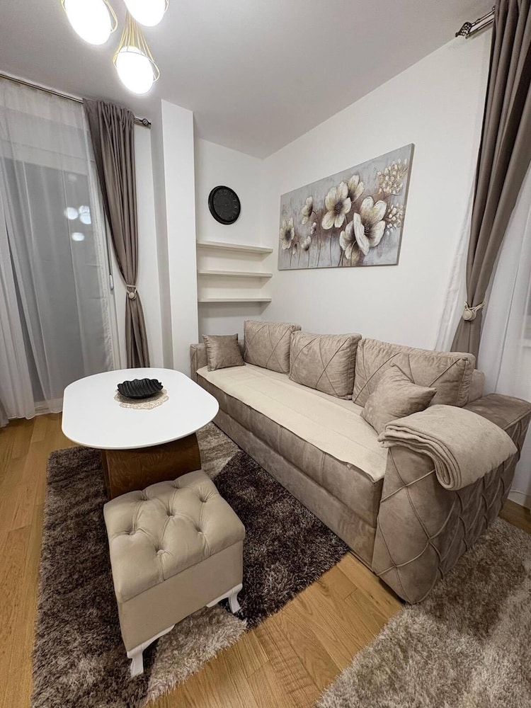I&I Apartments 36