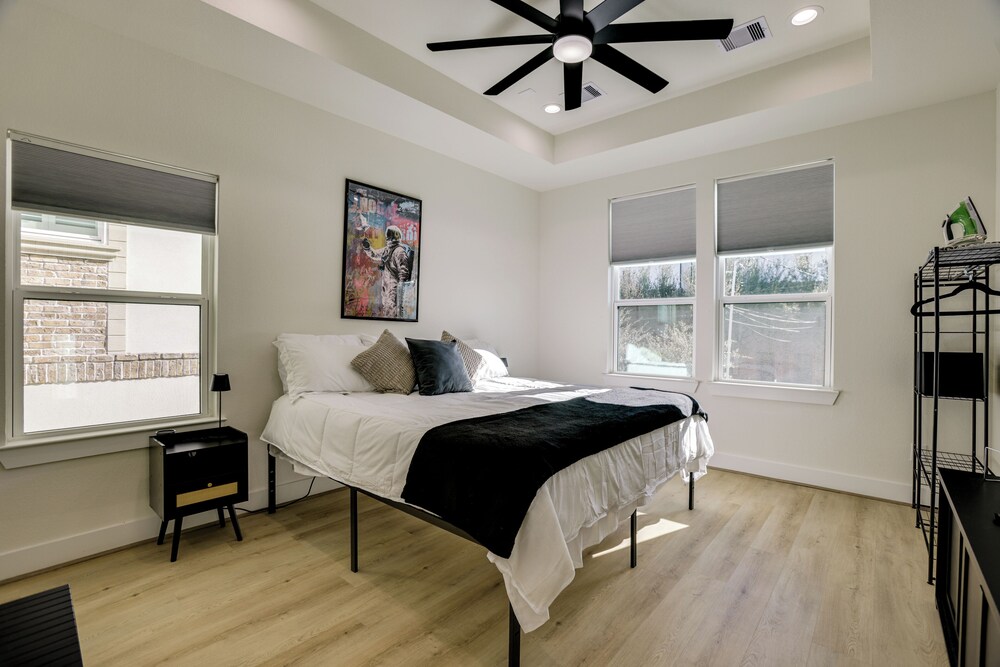East Downtown Walkability! Modern Houston Townhome