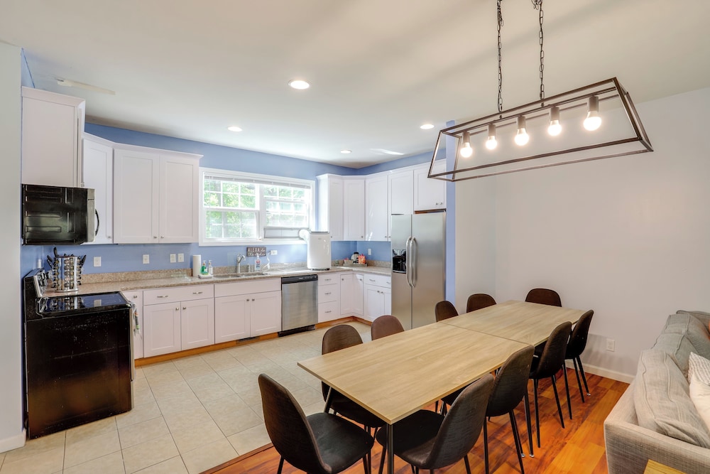 Family Home w/ Game Room, 3 Mi to Dtwn Asheville!