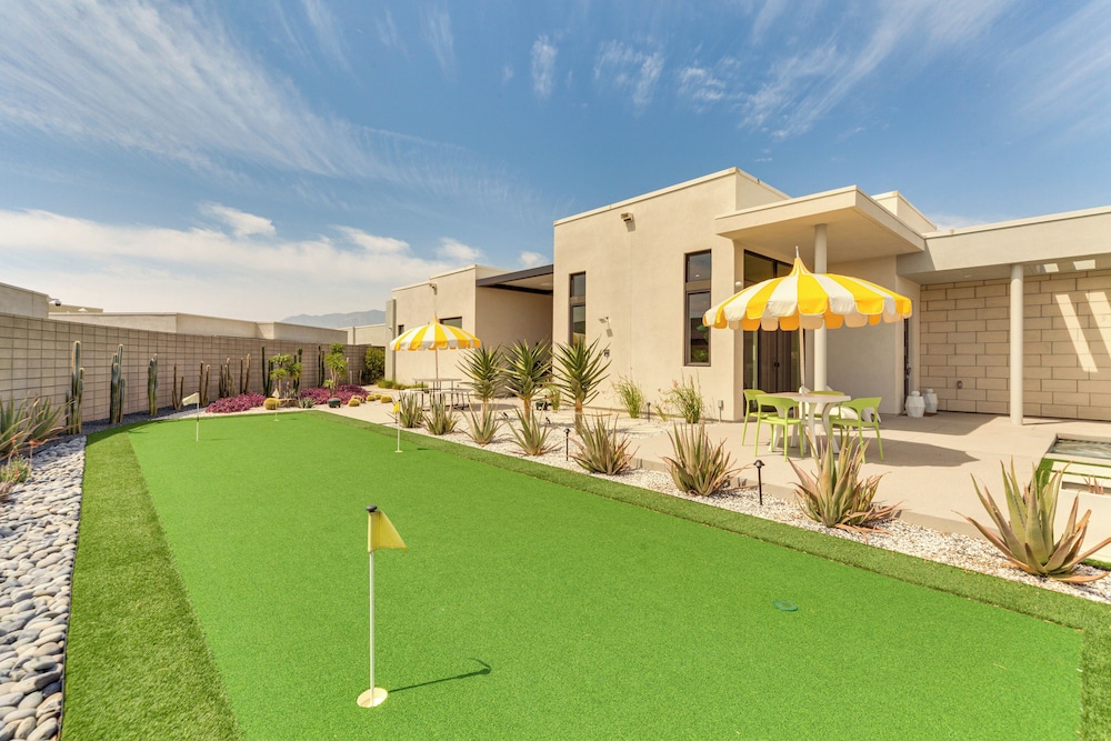 Desert Oasis in Palm Springs w/ Resort-style Perks