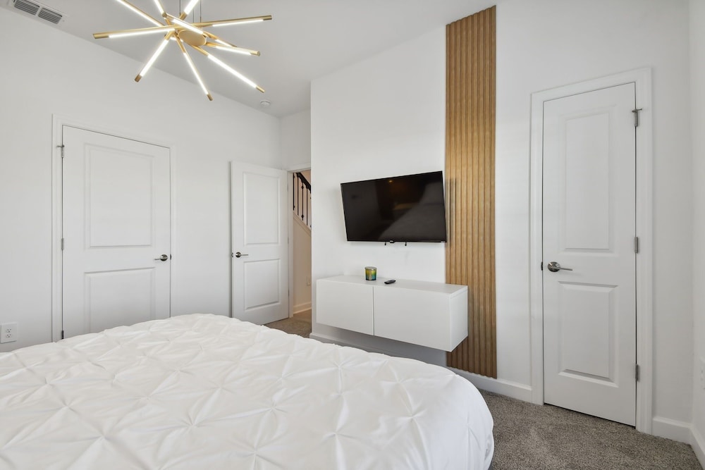 Storey Lake - Private Pool- King Bed - 4BD/3BA
