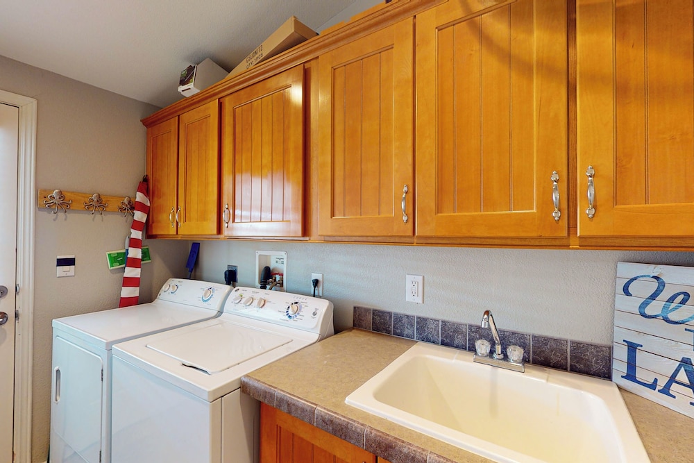 Exclusive 3BR w/ Pool, Hot Tub, W/d, & Clubhouse