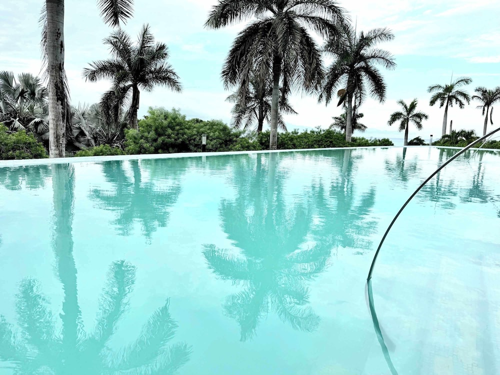 Luxury 2BR Bolongo Ocean View Private Beach