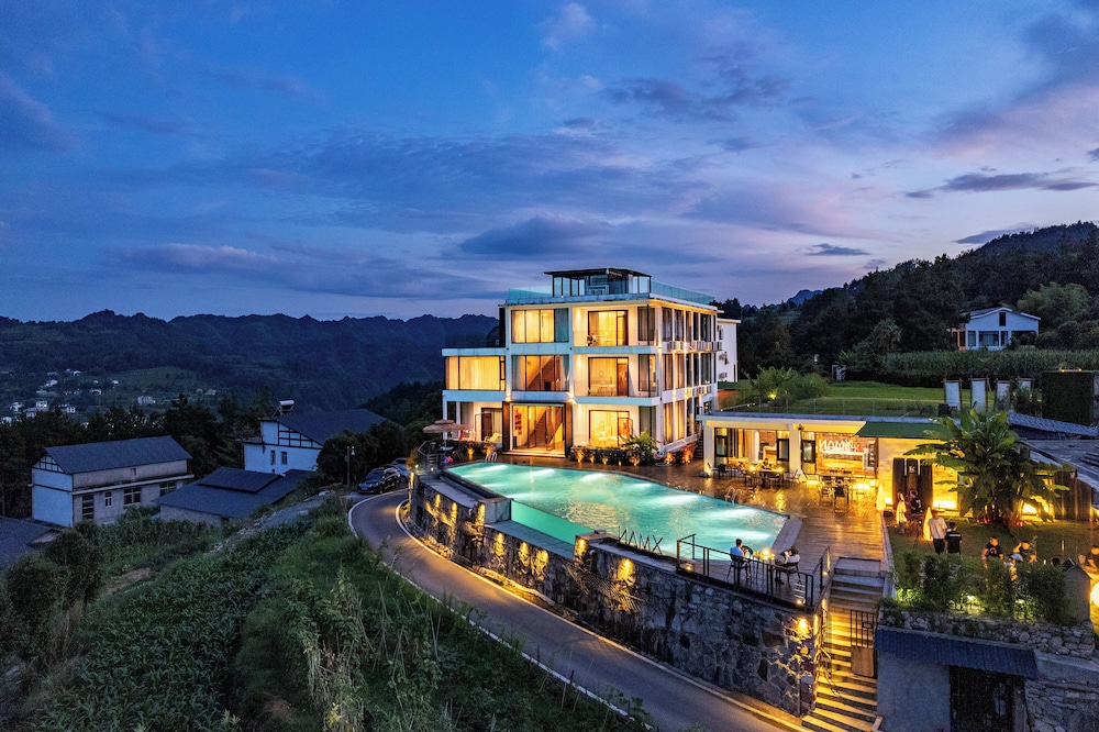 XMAN Sunrise Peaks Resort--Sky Mirror Infinity Pool