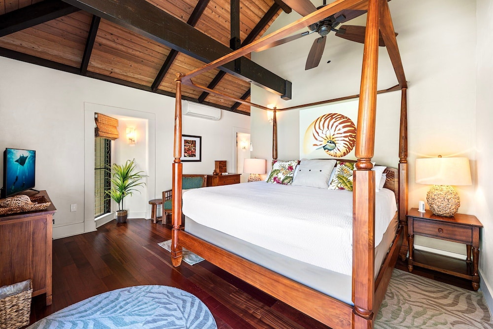 Beautiful Oceanfront - Air-conditioned - Sleeps 6 - Walk to Beach - Vrkcv