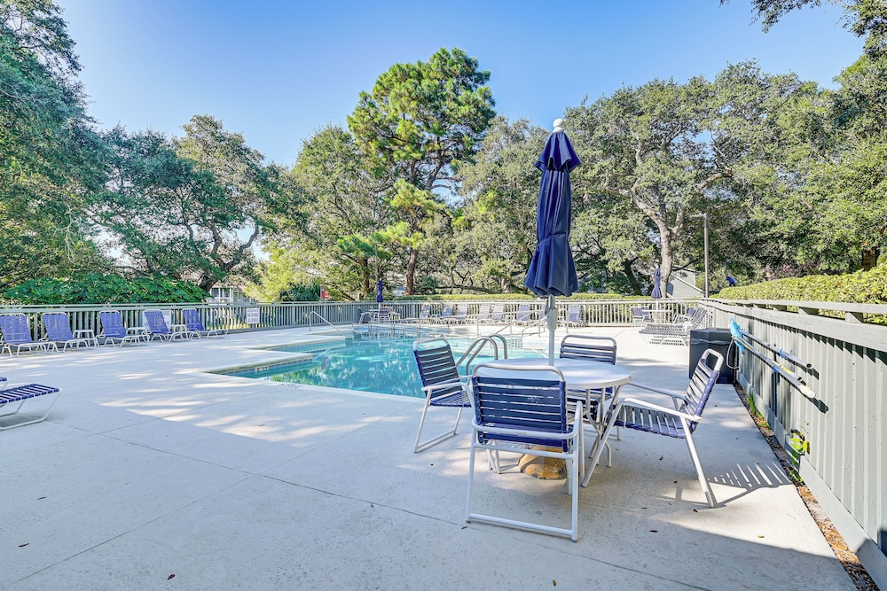 Unwind Poolside & Walk to Ocean! Myrtle Beach Unit