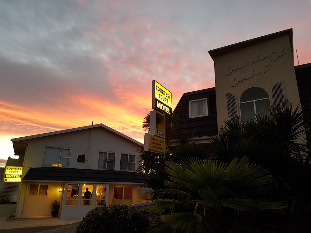 Hotel Courtesy Court Motel - Image 1