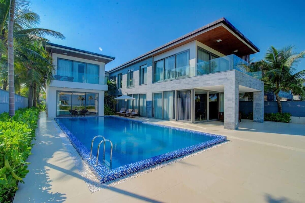 Oceanfront Elegance: 7-br Villa in Luxury Resort