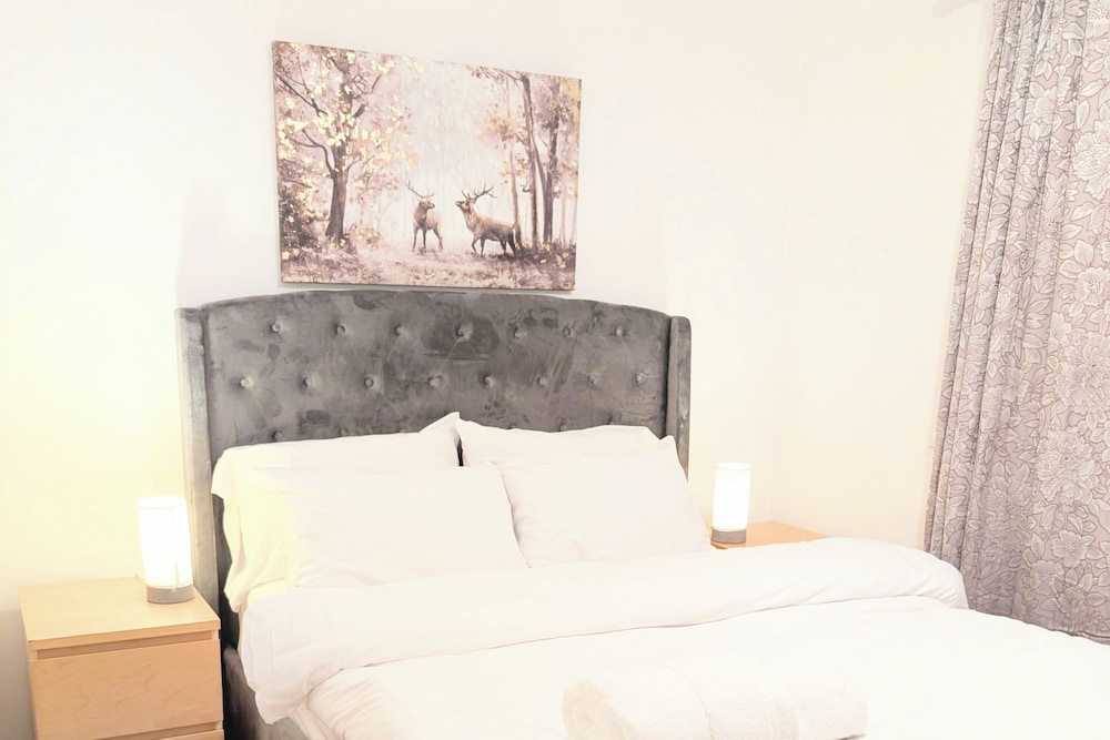 2 Bed - Sleeps 4 - Free Parking - 5 Min to Centre