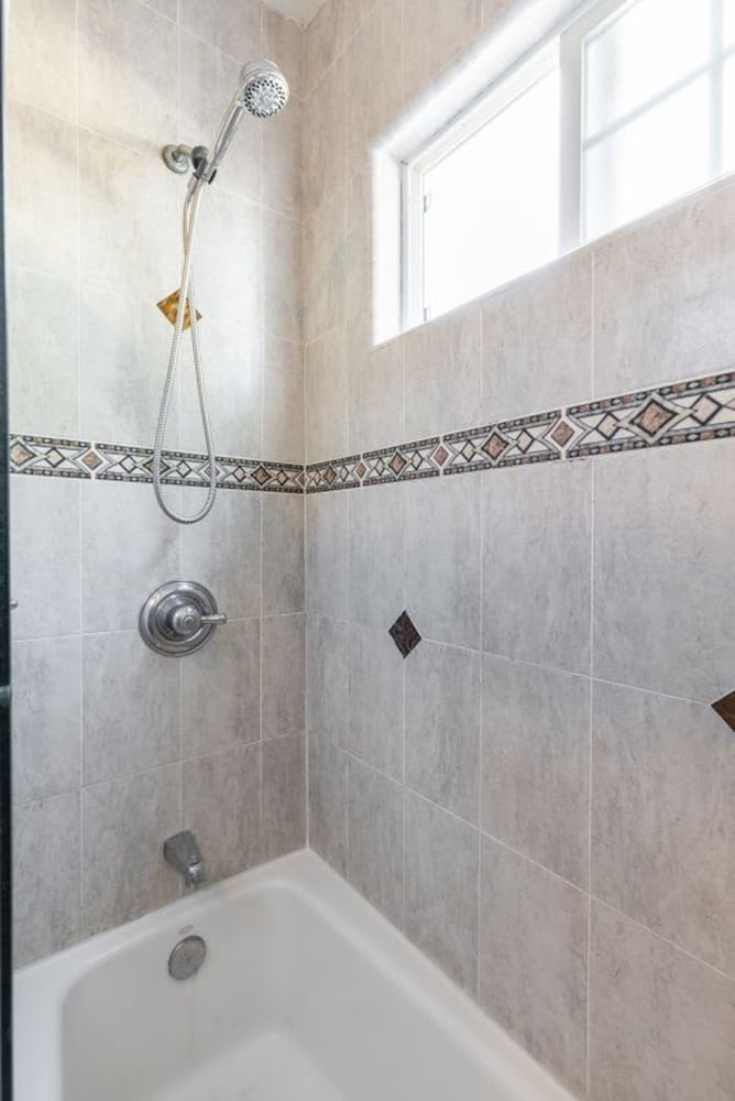 Charming Spacious Home - Modern Comforts Prime Location