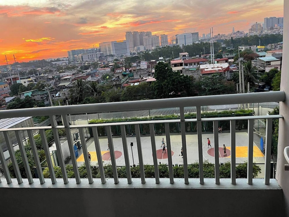 Homey 1BR With Balcony City View in Grace Res